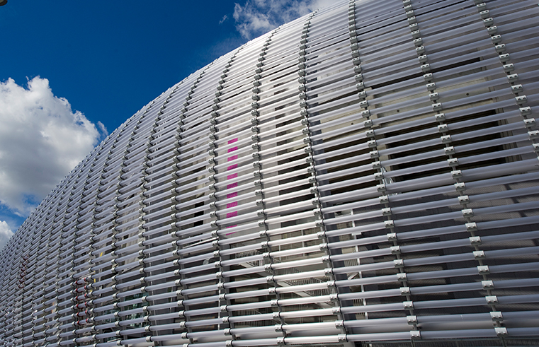 12 000 polycarbonaat buizen bedekken het stadion